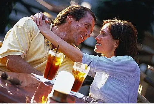 夫妻,坐,面对面,街头餐厅