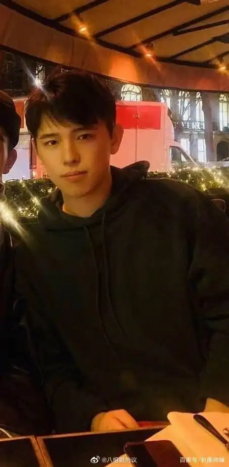 陈凯歌两儿子合影,网友只认识弟弟陈飞宇,原来哥哥陈雨昂更帅