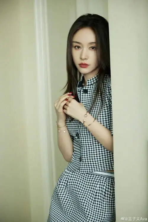 状态#王子文成都活动生图状态好绝呀,身穿黑白格子套装裙搭配长发红唇