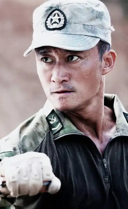 和其他人不太一样的是,吴京武打演员以及正派长相,参演的一系列电影都