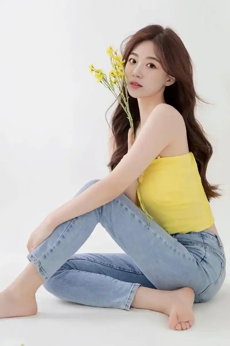 抖音图文来了 #美女 #好看的小姐姐 #妩媚女神风情万种  - 抖音