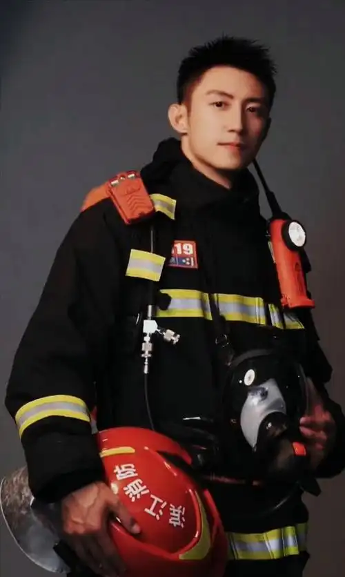 黄景瑜这次赢麻了:碾压杨洋,被官媒力挺,洗白过往