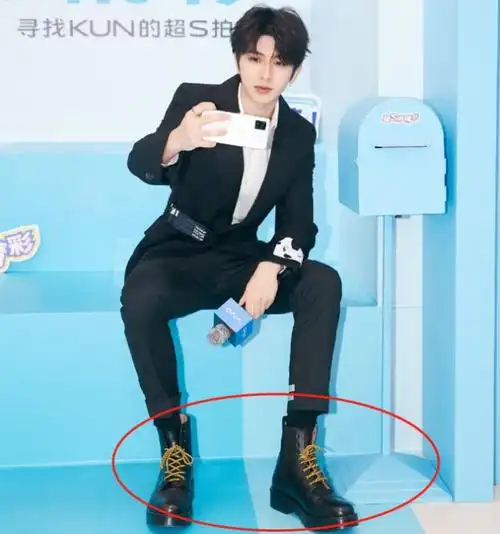 西装套装,就已经非常有气质了,但是蔡徐坤还别出心裁的搭配了一双马丁