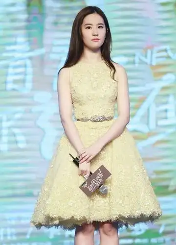 刘亦菲的私服衣品堪忧!一袭运动装亮相,不能仗着脸好看就乱穿啊