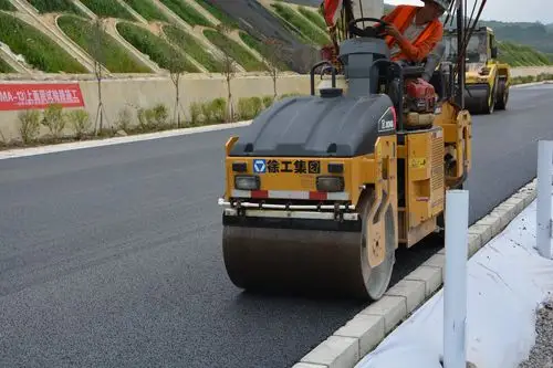 沥青摊铺边部碾压_新葡亰496net"西南工程分公司