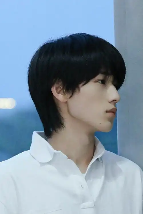 宋亚轩晒蓝白卫衣六宫格随拍#优越的下颔线侧脸线条好好看