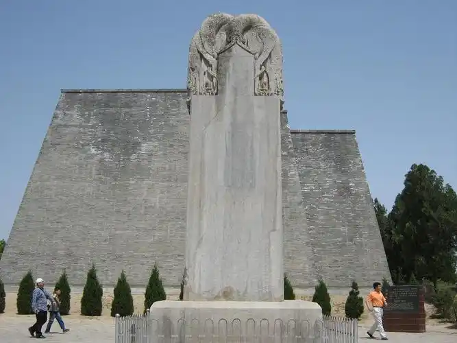 武则天死前立了一块无字碑千年来无人能解却被一老农破解