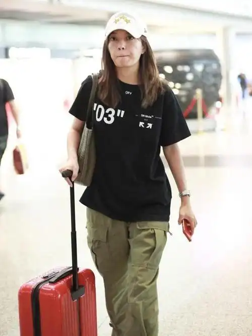 44岁赵薇素颜走机场,穿黑t恤配工装裤太随性,皮肤松垮得像大妈