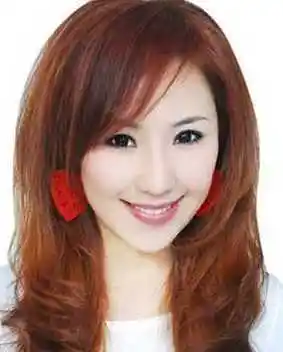 女生三七分斜刘海发型呈现甜美_爱靓网