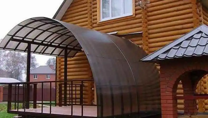 院子里盖雨棚装弧形的才是明智选择造型漂亮排水快清扫也方便