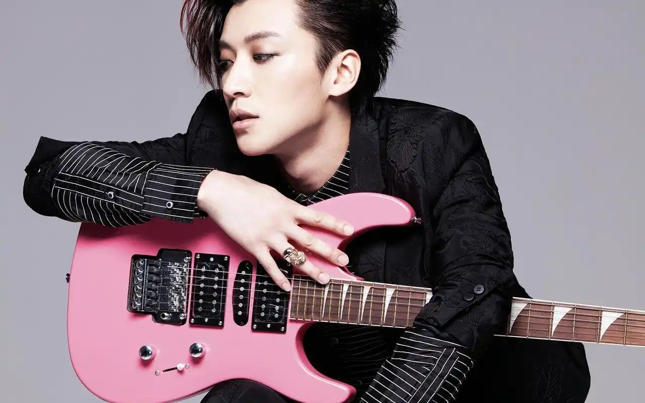 乔任梁桌面壁纸之舞台之王