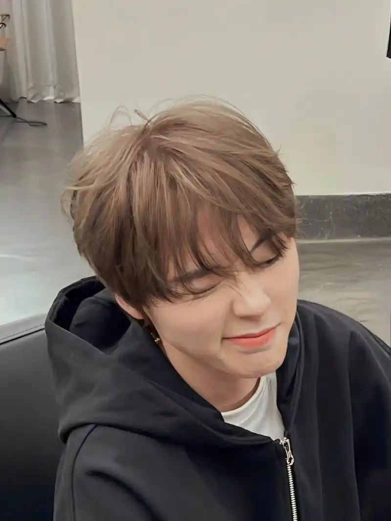 染完显白两度 0101男生发色奶茶灰夏天冬天都适合的颜色 0101