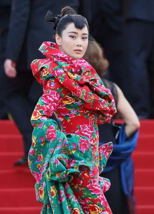 张馨予穿sheguang hu胡社光定制礼服亮相第68届戛纳开幕红毯