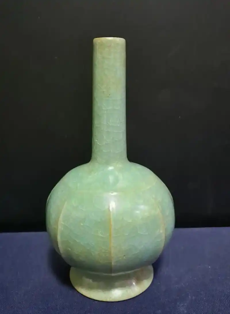 北宋汝窑天青釉八楞胆瓶一对,五个芝麻粒支钉烧造,高15.5厘 - 抖音