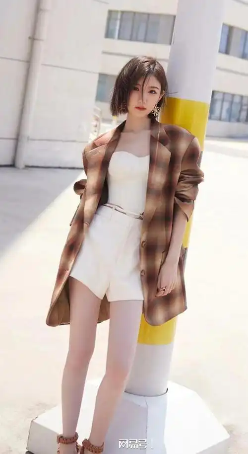 被毛晓彤街拍惊艳到不穿连衣裙少穿高跟鞋反而时尚又高级