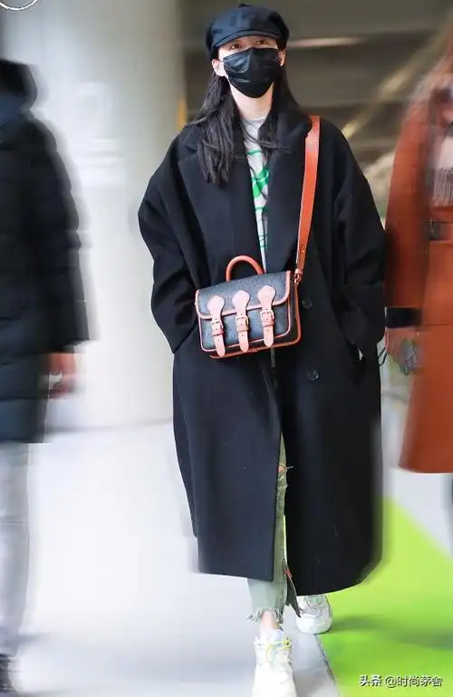 关晓彤机场造型穿得真好看黑大衣搭贝雷帽露脚踝却理解不了