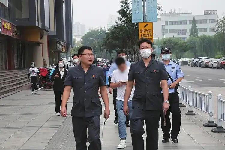 "赵××,我们是钢城区人民法院执行局工作人员,因执行邢×,亓××和你