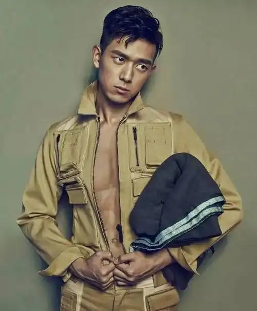 男明星的肌肉照黄晓明是画的林志颖是用p的他用穿的