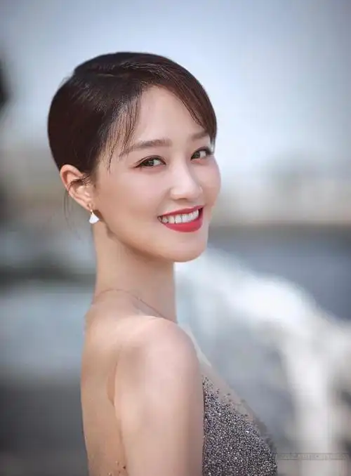 蓝盈莹早年旧照流出,大方脸型眼距窄小,与如今精致长相判若两人