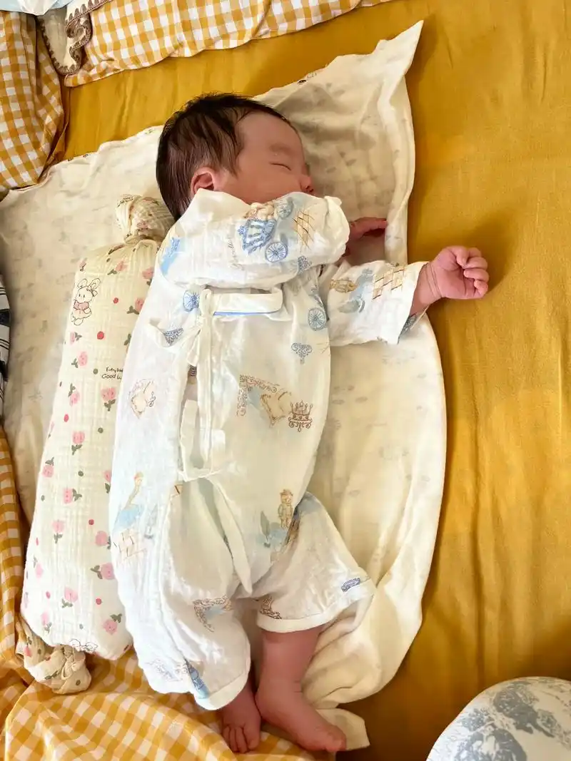 宝宝出生的第37天,一急脸上立马起很多小疹子,不知道是热疹还是湿疹