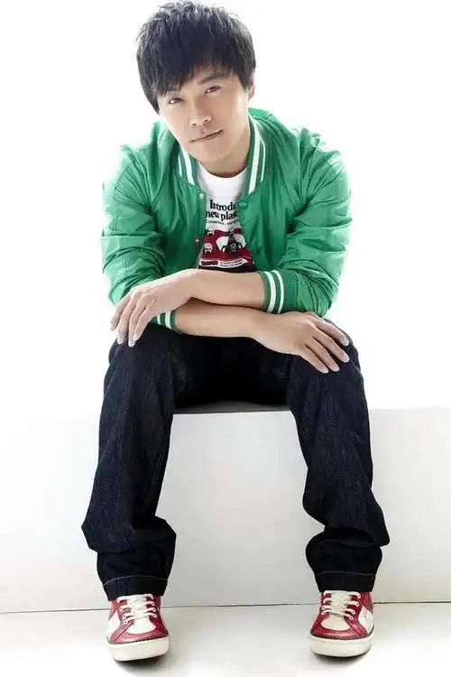 歌手陈思诚个人资料 陈思诚父亲陈胜奇简历 - 歌词译