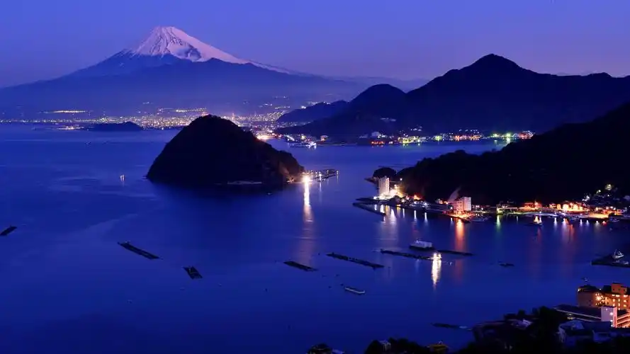 夜晚灯光城市海景日本富士山风景电脑壁纸