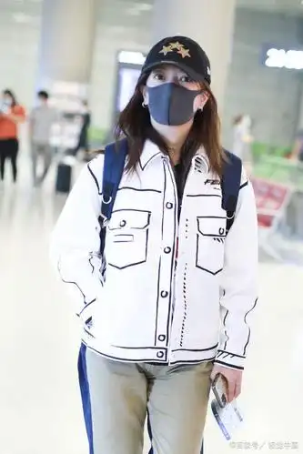 2020年5月29日,上海,赵薇现身机场.