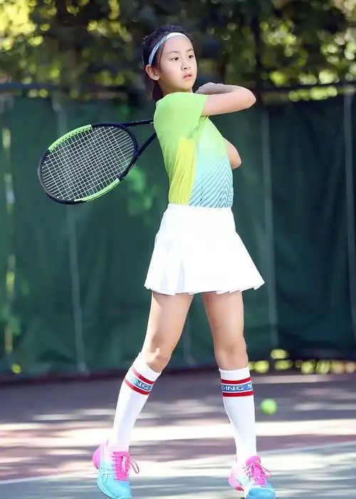 11岁森碟穿白色运动服配黑裤追星,童真接地气