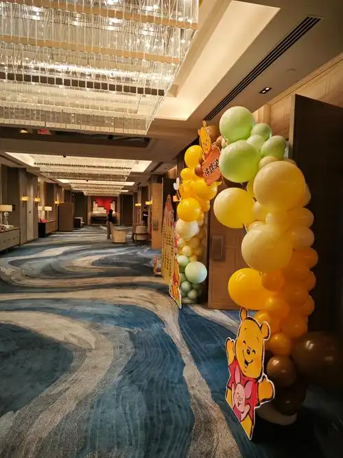 在香格里拉包厢里,满载童心的气球派对