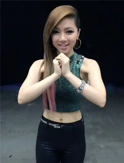 邓紫棋举杠铃练翘臀 好身材是这么达成的