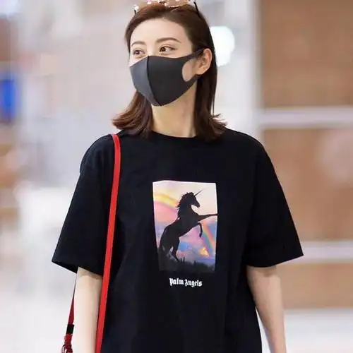 采用全棉的材质,随心所欲的搭配各种短裤长裤,这款黑色图案t恤与景甜