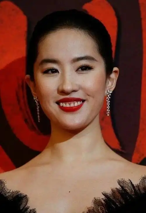刘亦菲笑起来露出牙龈的样子真的不好看