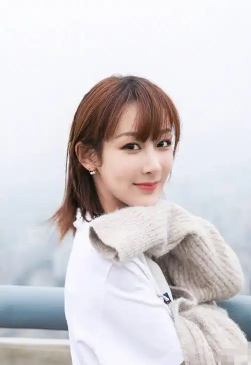 杨紫瘦身成功海边漫步,她会是今年的金鹰女神吗?