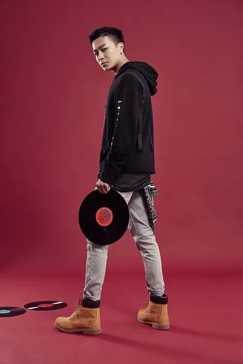 余枫新曲《暧昧反转》上线 香港将开唱