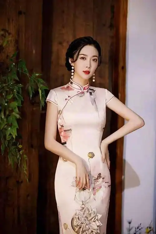 诠释优雅女人味儿非这时尚改良复古长旗袍