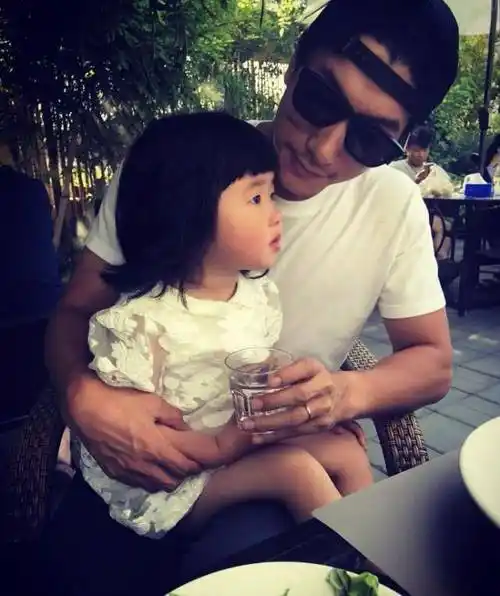 张亮一家近照从厨师到名模不菲身价的背后有个默默付出的女人