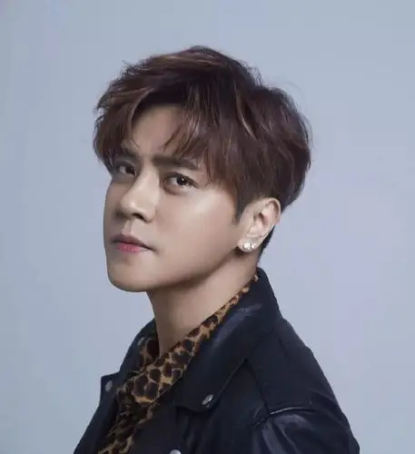 发质软,塌的男生留这款短发最帅!