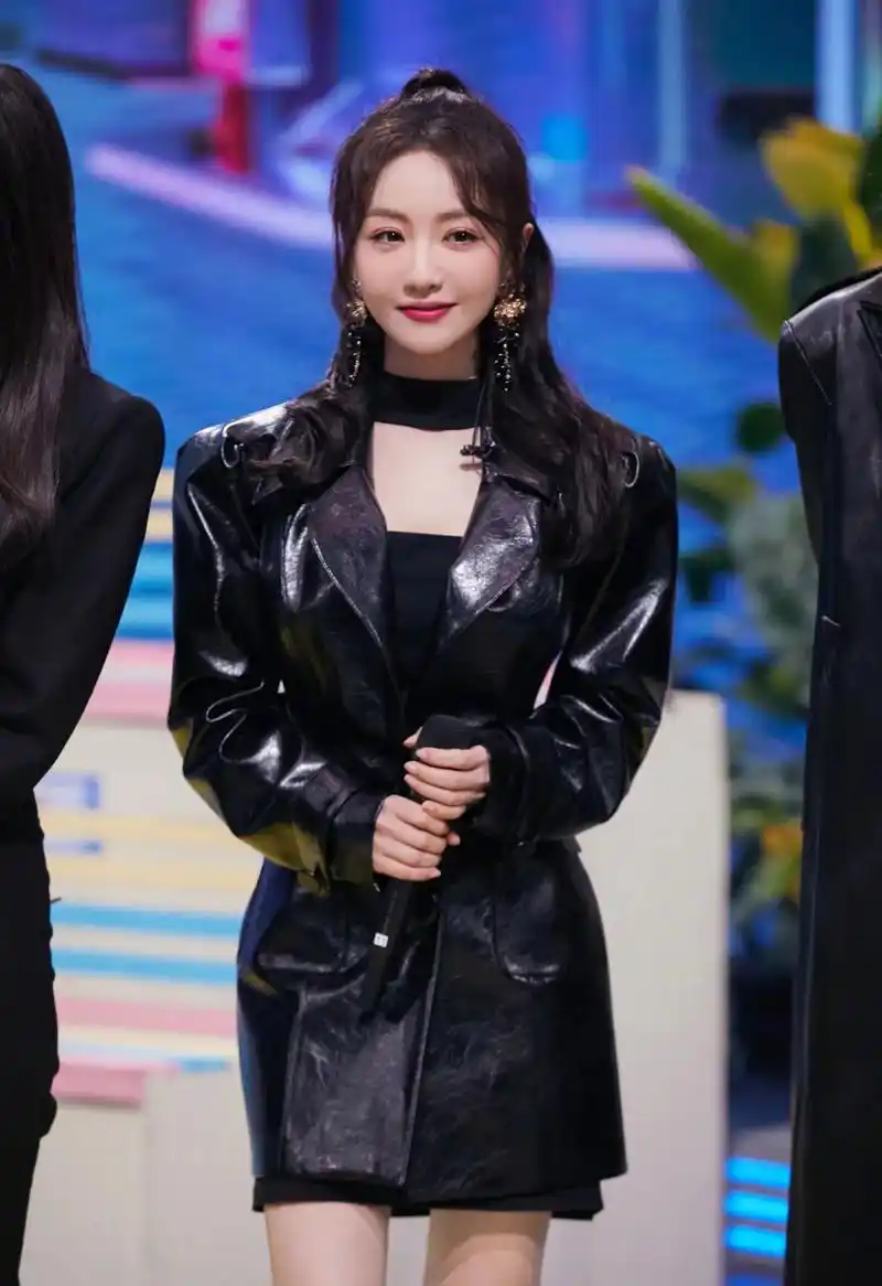 杨蓉都42岁了,看上去像24岁的感觉.