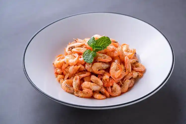 金陵油爆河虾是江浙一带的传统名菜,它为席上珍品,也入寻常百姓家