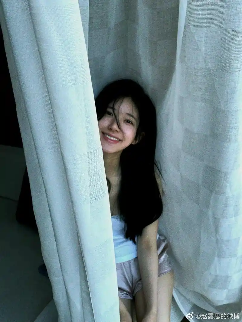 赵露思盛夏清新写真曝光 眼神清澈笑容甜美