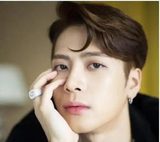 不过这一种逗号发型和传统的三七分刘海又大不一样的,他把少量的刘海