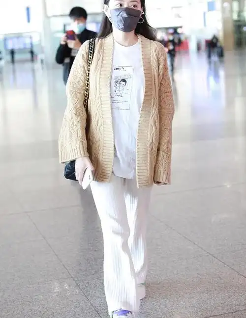 张靓颖街拍:驼色针织开衫针织裤 温婉优雅
