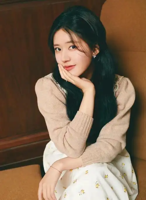 优雅甜美的赵露思清新灵动青春靓丽的写真照