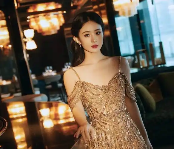 鎏金亮钻长裙, 赵丽颖光影交错出镜,女王范十足!_女神_工作_活动