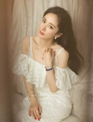 杨幂白色吊带裙大秀锁骨 尽显优雅女神范儿