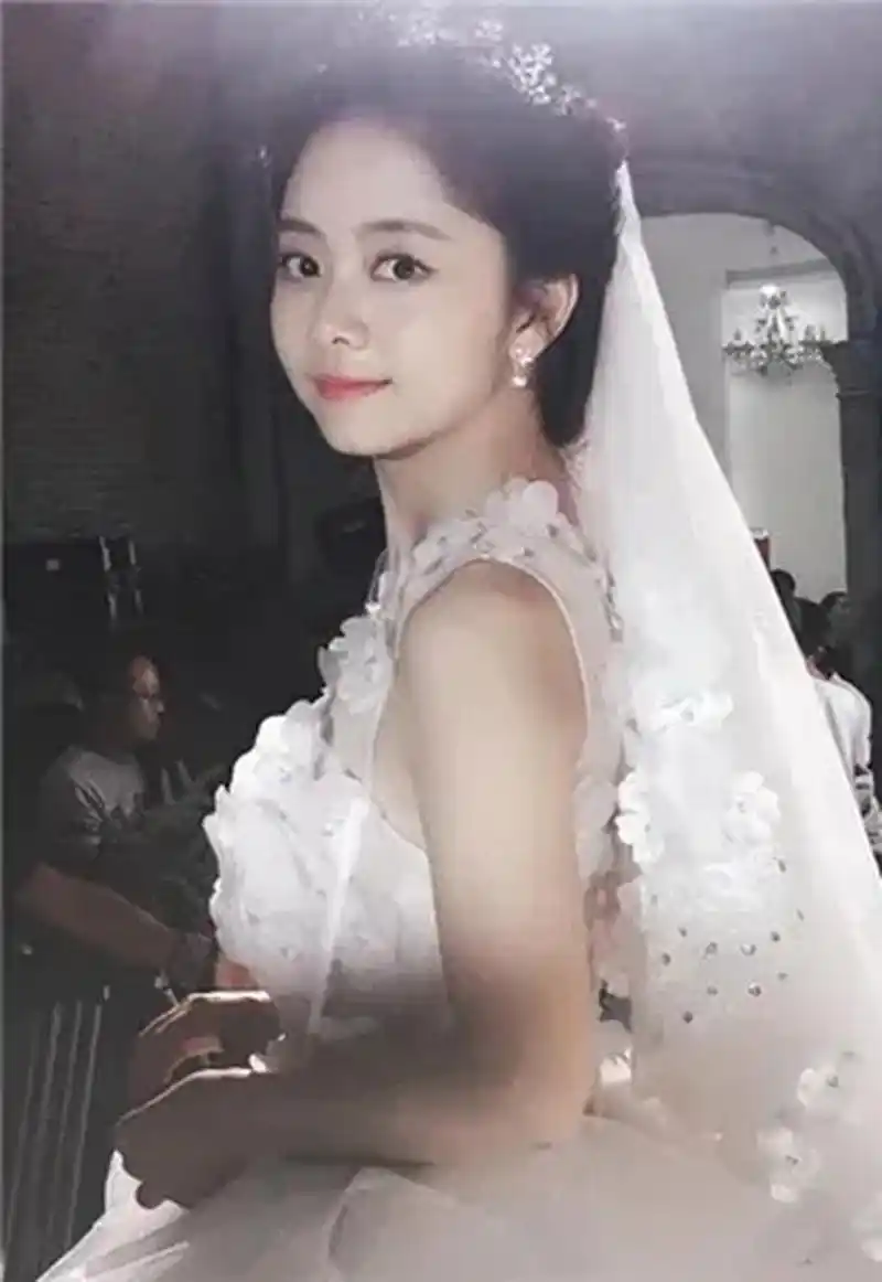 谭松韵穿起婚纱照来,真的太美,圆圆的脸蛋,看起来超级可爱,谭松韵一看