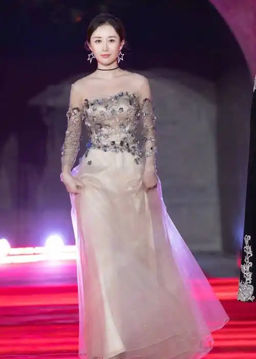 舒畅又穿火了一种搭配,叫"上紧下松,肚脐开洞",新潮又时髦!