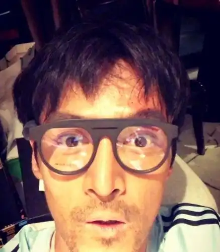 胡歌晒素颜自拍照,面容憔悴发型凌乱,真的苍老了好多!