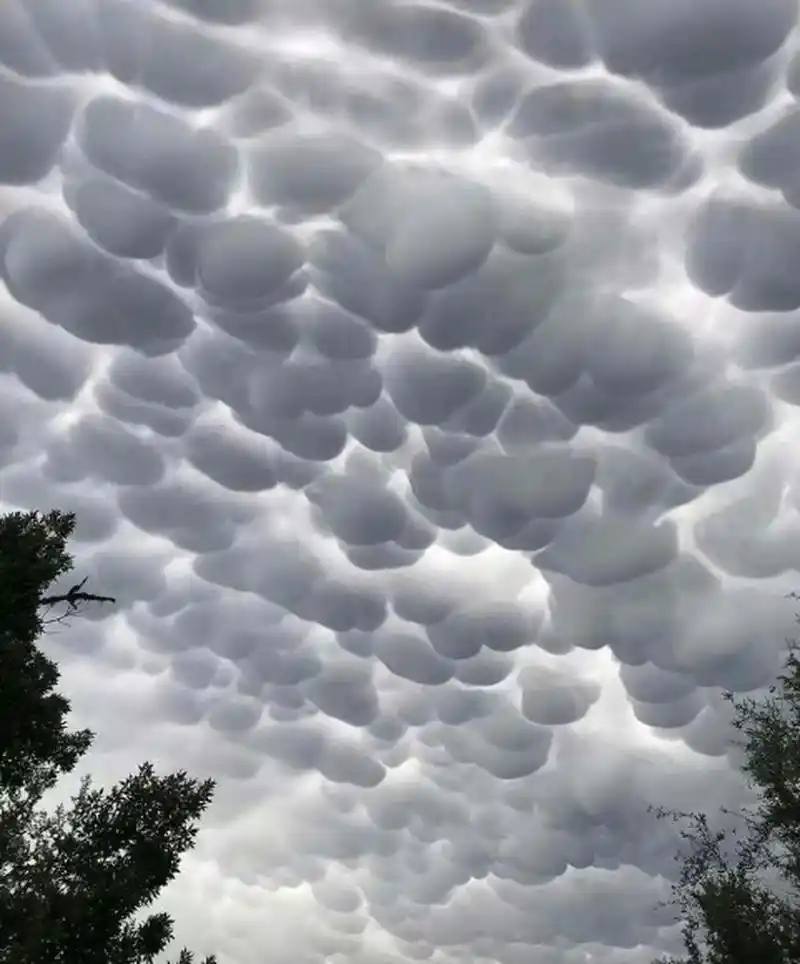 这种云彩叫什么名字?感觉就像快要掉下来一样