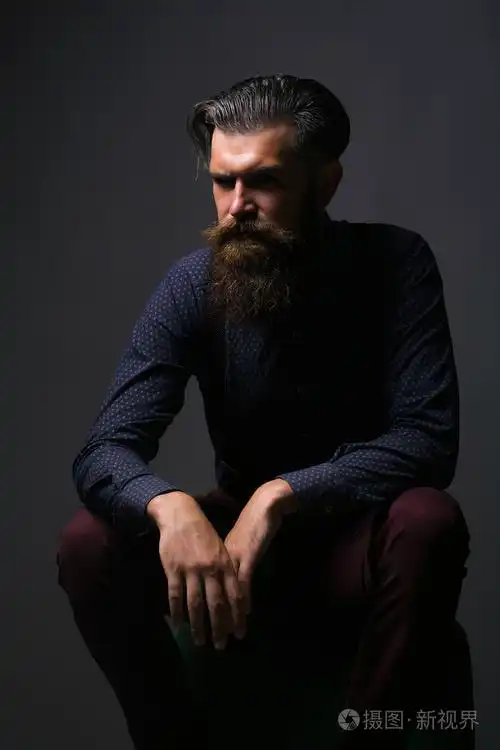 大胡子时尚帅哥